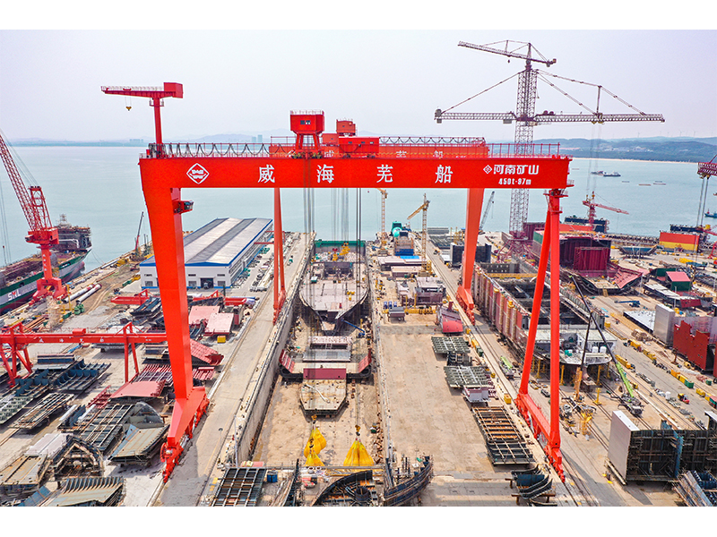 空中“鋼鐵俠”｜“礦源”智造450t超大跨度造船門機